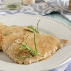 PETTO DI POLLO SCALOPPATO AL LIMONE, PEPE ROSA E LIME